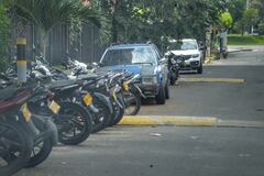 'Policías acostados' de gran tamaño y mal parqueo en el sector de La Arboleda Carrera 60 con Calle 26.