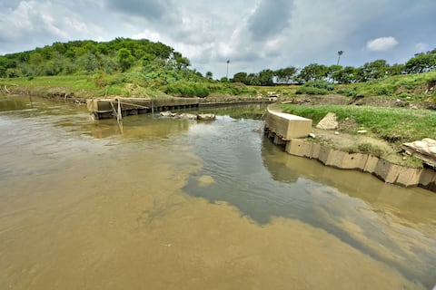 Desembocadura de aguas de la Planta de Tratamiento de Aguas Residuales PTAR, que realiza la limpieza del agua usada y las aguas residuales para que pueda ser devueltas al rio Cauca.