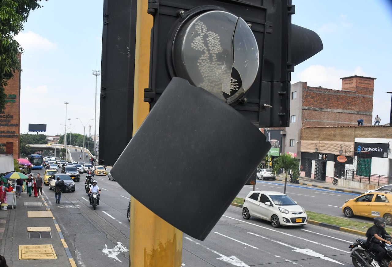 Cali, informe de domingo: semáforos vandalizados y en mal estado. foto José L Guzmán. EL País