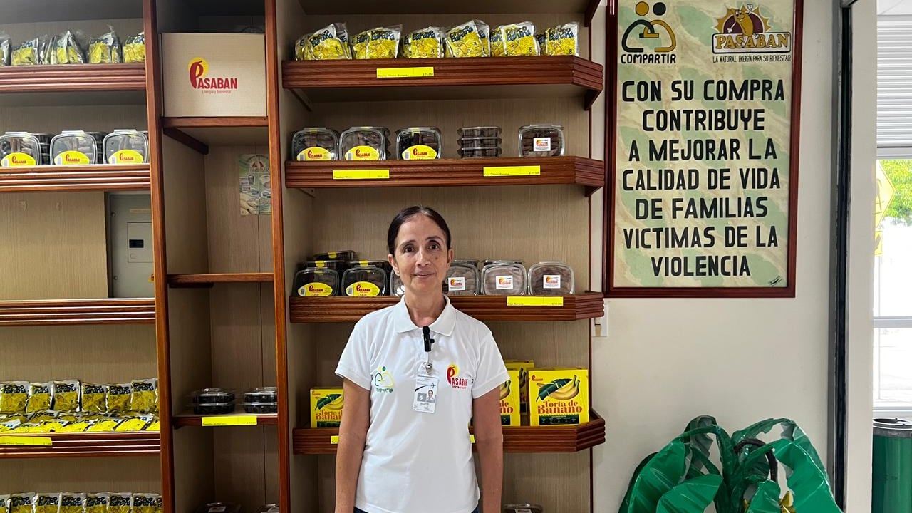 Desde la Fundación Diocesana Compartir, decenas de mujeres reciben apoyo y capacitación para impulsar sus proyectos agrícolas.
🌾 El banano, antes testigo del miedo, se ha convertido en emblema de dignidad y esperanza en los campos de Urabá.
🧁 Pasaban, el emprendimiento que transforma el banano en delicias como tortas, panelas y chocolates, es hoy un referente de innovación local.
🕊️ Adriana y otras mujeres bananeras son ejemplo de cómo el trabajo comunitario puede sanar las heridas del pasado.
📸 En cada producto del Urabá hay un pedazo de historia: la de quienes, entre lágrimas y cosechas, decidieron volver a empezar.
¿Quieres que te los adapte en tono más institucional y sobrio (por ejemplo, para uso en un boletín de Comfenalco Antioquia o una exposición fotográfica)? Puedo ajustarlos según el propósito.