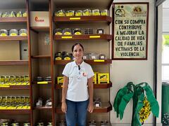 Desde la Fundación Diocesana Compartir, decenas de mujeres reciben apoyo y capacitación para impulsar sus proyectos agrícolas.
🌾 El banano, antes testigo del miedo, se ha convertido en emblema de dignidad y esperanza en los campos de Urabá.
🧁 Pasaban, el emprendimiento que transforma el banano en delicias como tortas, panelas y chocolates, es hoy un referente de innovación local.
🕊️ Adriana y otras mujeres bananeras son ejemplo de cómo el trabajo comunitario puede sanar las heridas del pasado.
📸 En cada producto del Urabá hay un pedazo de historia: la de quienes, entre lágrimas y cosechas, decidieron volver a empezar.
¿Quieres que te los adapte en tono más institucional y sobrio (por ejemplo, para uso en un boletín de Comfenalco Antioquia o una exposición fotográfica)? Puedo ajustarlos según el propósito.