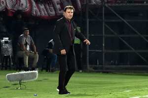 El seleccionador de Colombia, el argentino Néstor Lorenzo da indicaciones durante el partido entre Colombia y Paraguay, en Asunción, en las Eliminatorias Sudamericanas 2026. /Foto NORBERTO DUARTE / AFP)
