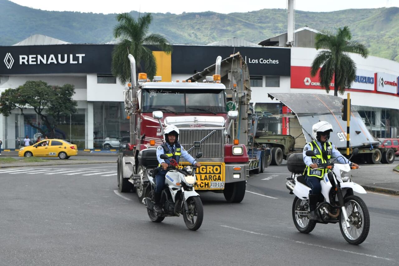 El traslado del buque se realizó con el acompañamiento de la Secretaría de Tránsito de Cali. Por partes ya llegaron las dos primeras partes de esta nave.