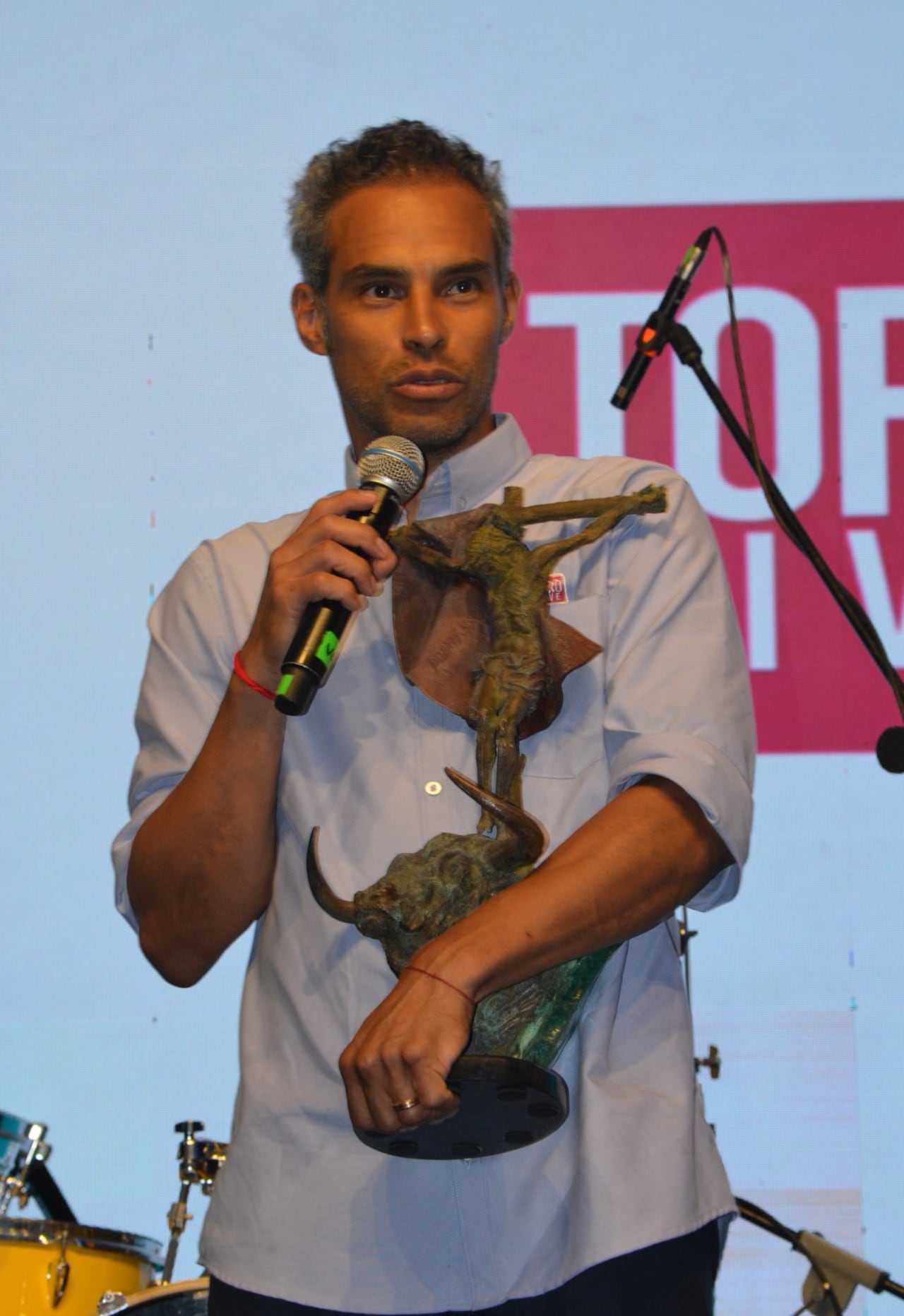 Luis Bolívar con el Señor de los Cristales, máximo trofeo de Cañaveralejo.