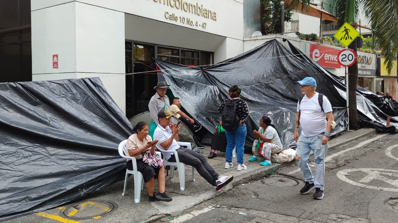 Habitantes de la comunidad La Delfina-Cisneros se instalaron a las afueras del edificio Corficolombiana en Cali, sede de la Agencia de Restitución de Tierras, para exigir atención de las autoridades.