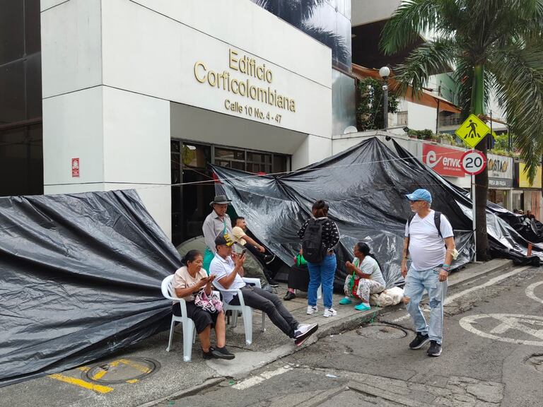 Habitantes de la comunidad La Delfina-Cisneros se instalaron a las afueras del edificio Corficolombiana en Cali, sede de la Agencia de Restitución de Tierras, para exigir atención de las autoridades.