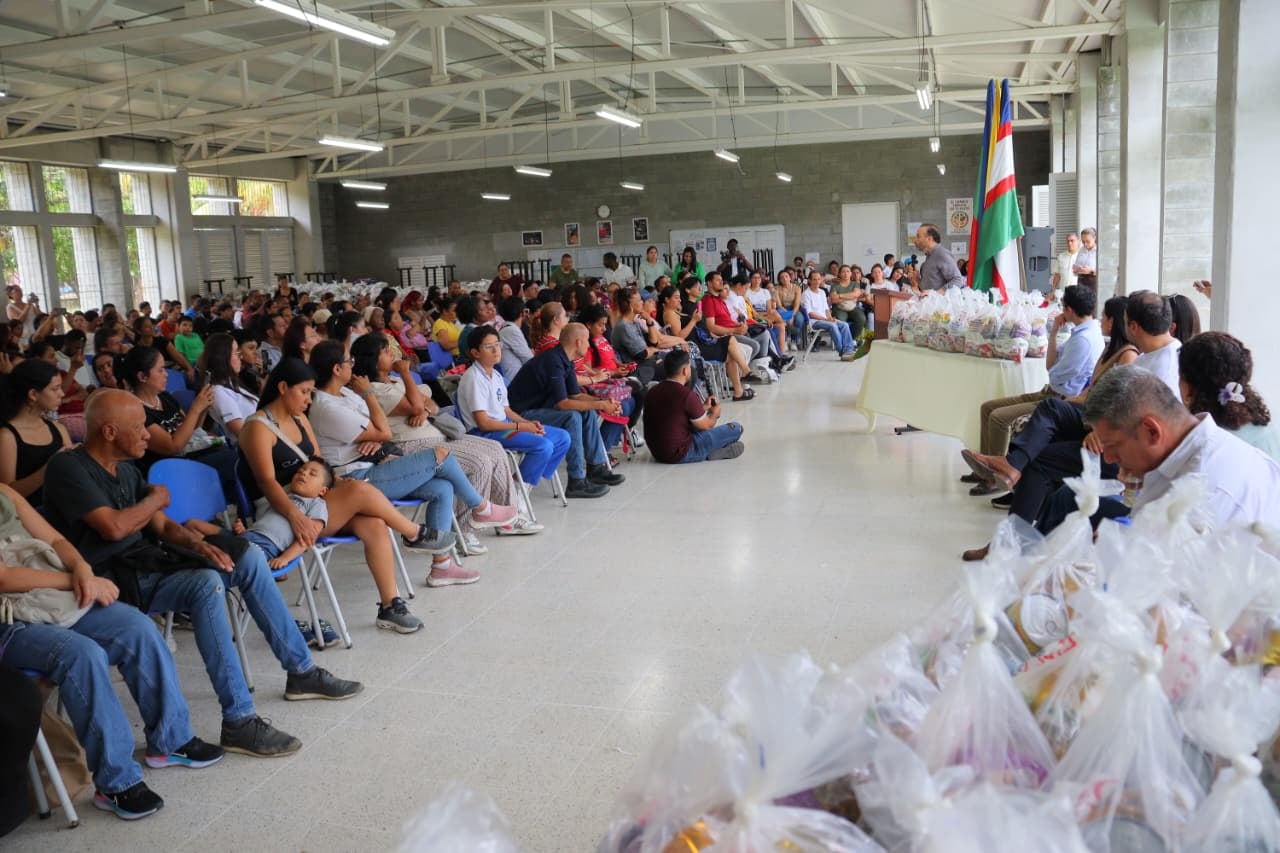 Momento de la entrega de ayudas humanitarias para los damnificados por el terremoto en Cali.