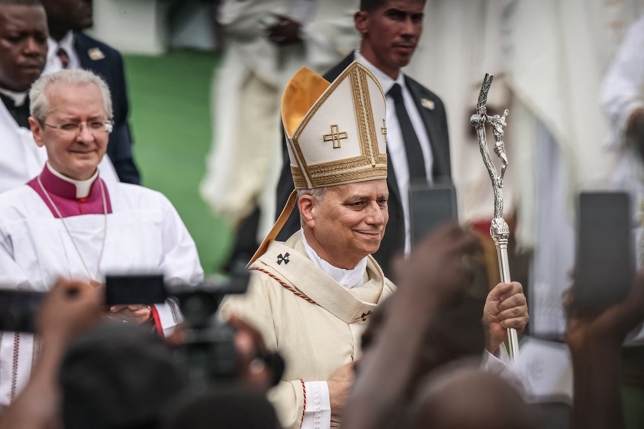 El papa León XIV llega para oficiar la Santa Misa en la zona frente al estadio Japoma en Douala, en el quinto día de su viaje apostólico de 11 días a África, el 17 de abril de 2026.