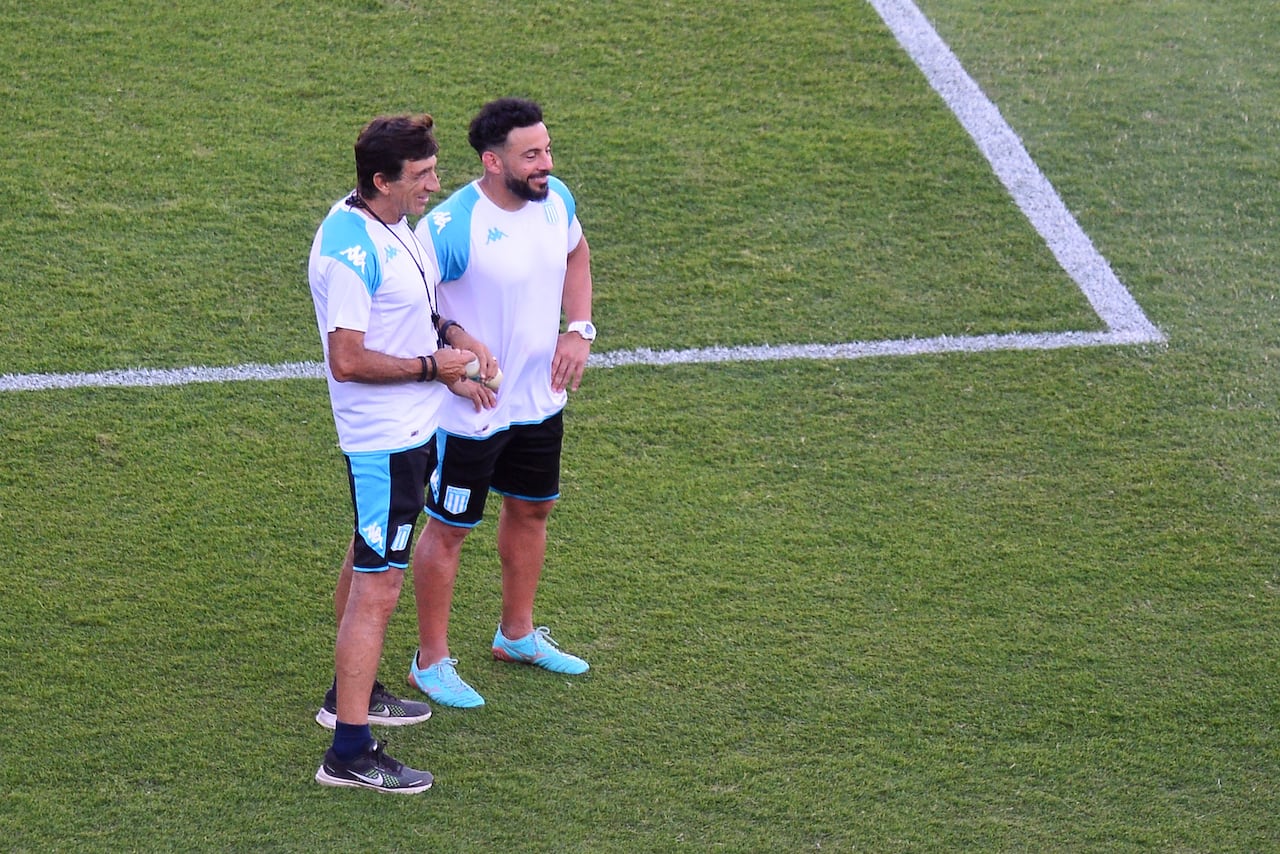 El entrenador del Racing, Gustavo Costas (i), hace gestos mientras participa en una sesión de entrenamiento en vísperas de la final del torneo de fútbol de la Copa Sudamericana.