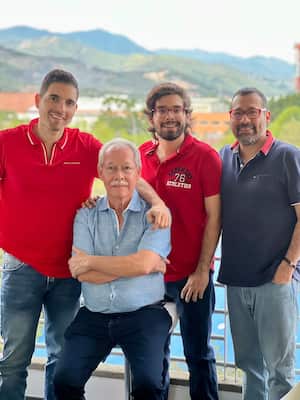 Julio César Polanía en medio de sus nietos Alfredo y Pablo César, y su hijo César James Polanía (a la derecha).