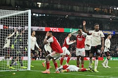 El delantero brasileño #09 del Arsenal, Gabriel Jesus, reacciona tras una última oportunidad en el segundo palo tras un córner, en la última acción del partido de la Premier League inglesa entre el Arsenal y el Liverpool en el Emirates Stadium de Londres el 8 de enero de 2026. (Foto de Ben STANSALL / AFP)