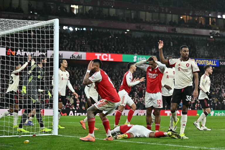 El delantero brasileño #09 del Arsenal, Gabriel Jesus, reacciona tras una última oportunidad en el segundo palo tras un córner, en la última acción del partido de la Premier League inglesa entre el Arsenal y el Liverpool en el Emirates Stadium de Londres el 8 de enero de 2026. (Foto de Ben STANSALL / AFP)