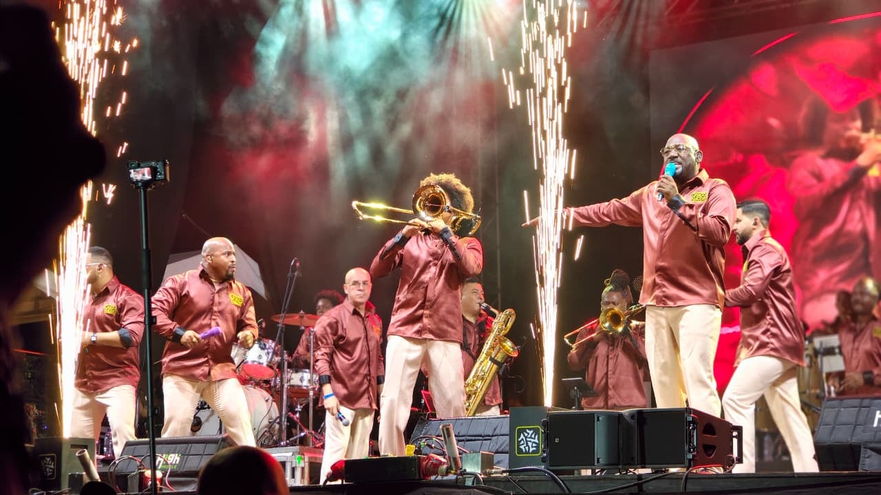 Grupo Niche cerrando con broche de oro la Feria de Cali 2025 en la Calle de la Feria.
