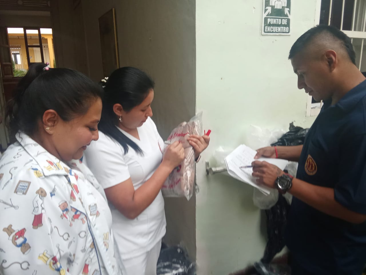 El personal operativo y de enfermeras de esta institución asiste a los abuelos más allá del deber, lideran además las jornadas lúdicas con los adultos mayores.