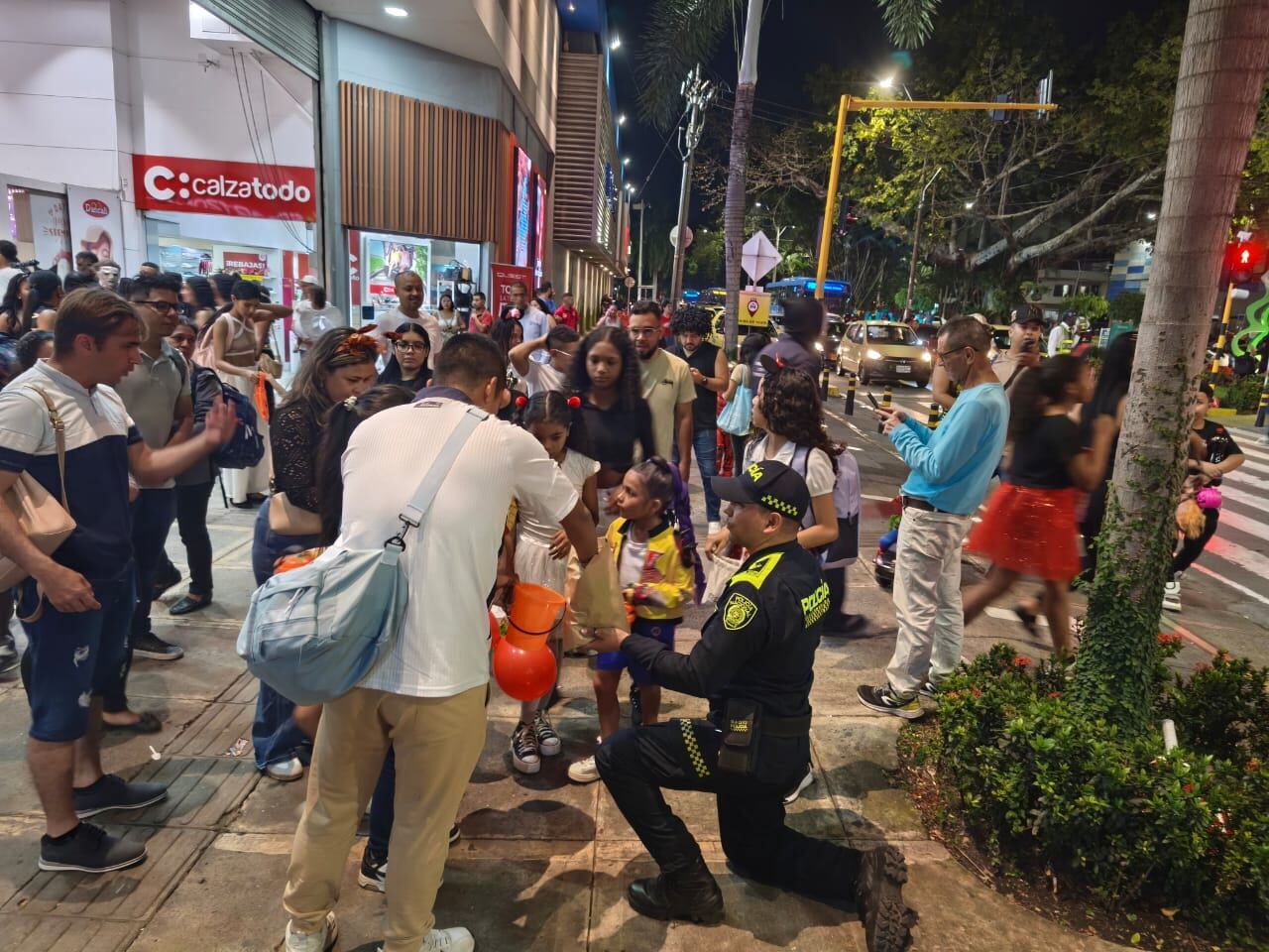 Policía Metropolitana de Cali presente en los centros comerciales de la ciudad.