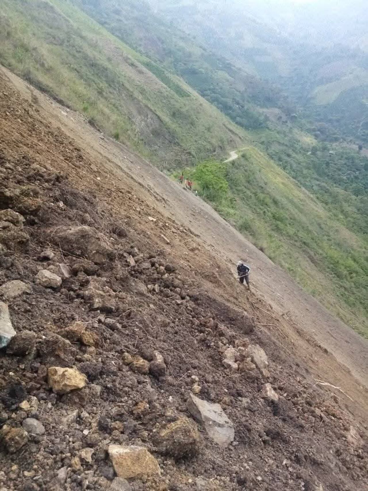 "Los habitantes del sector fueron alertados de los riegos que representa movilizarse por esta parte de la zona rural de Páez-Belalcázar, fue una de las primeras medidas que se tomaron tras presentarse este derrumbe", explicó el mandatario de este municipio, Jorge Muñoz.