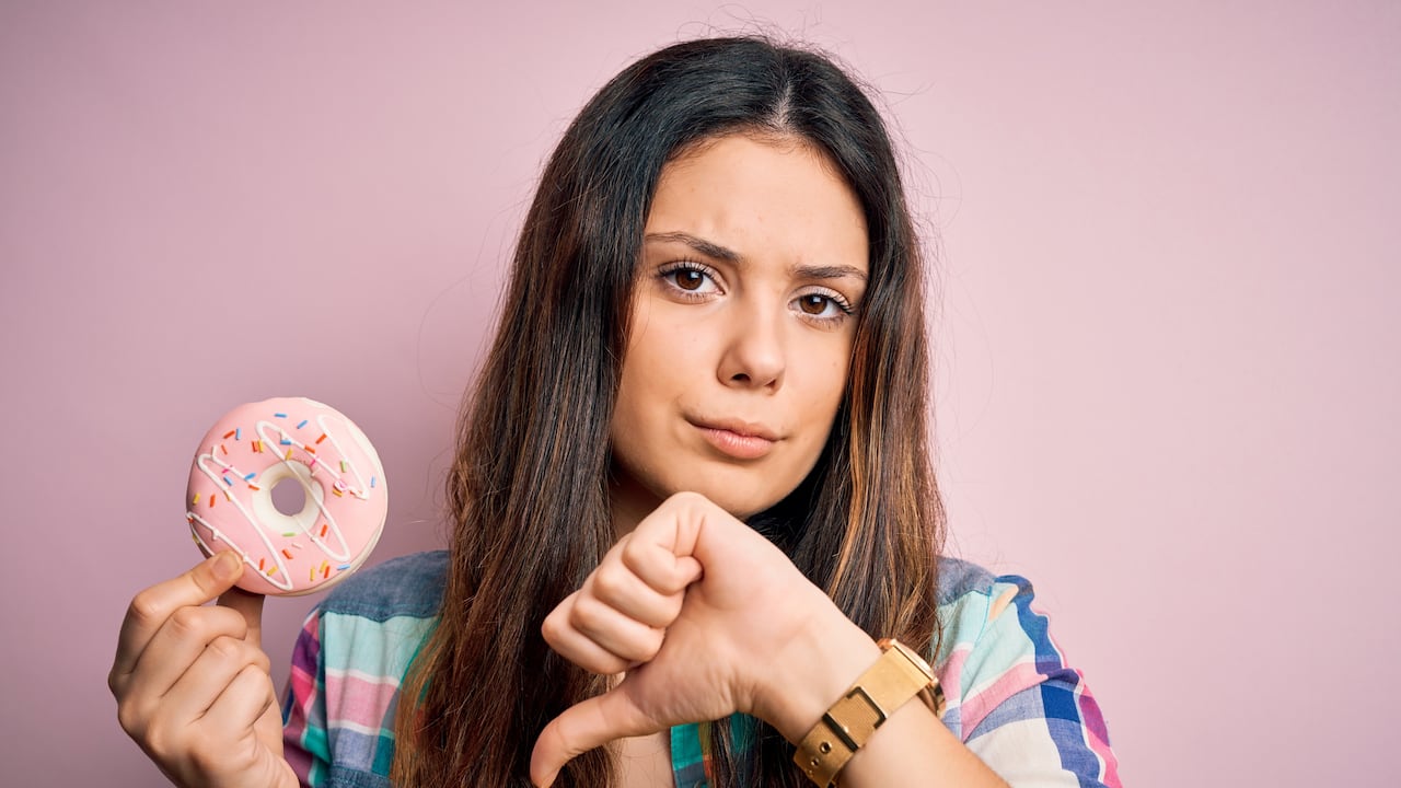 Los expertos en nutrición recomiendan la inclusión de granos integrales como la avena, la quinua y la cebada, debido a sus propiedades que favorecen un control más estable de la glucosa en el organismo.