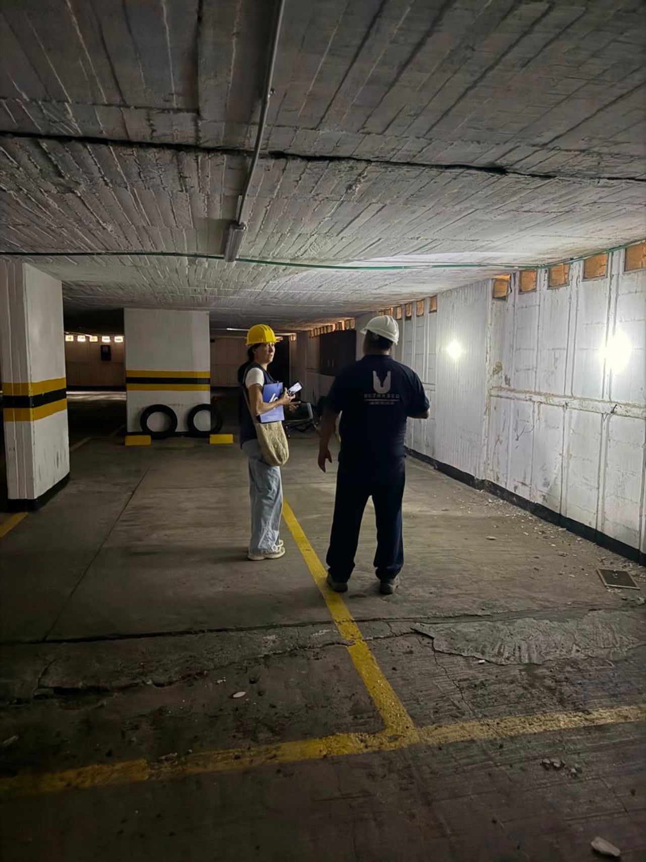 Fachada del Edificio Parques de la Fontana tras el sismo del pasado 10 de agosto. La administración confirmó que los daños se limitan a mampostería y muros no estructurales.