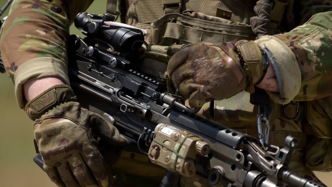 Colombia dice que no comprará más armas en Estados Unidos. " (Photo by Raul ARBOLEDA / AFP)