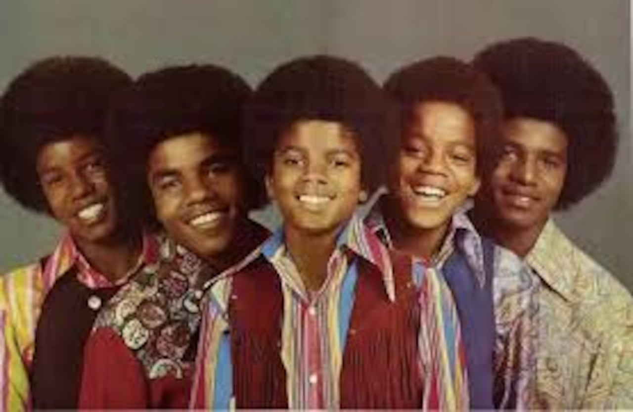 The Jackson 5, grupo musical conformado por Michael y sus hermanos, liderado por su padre.