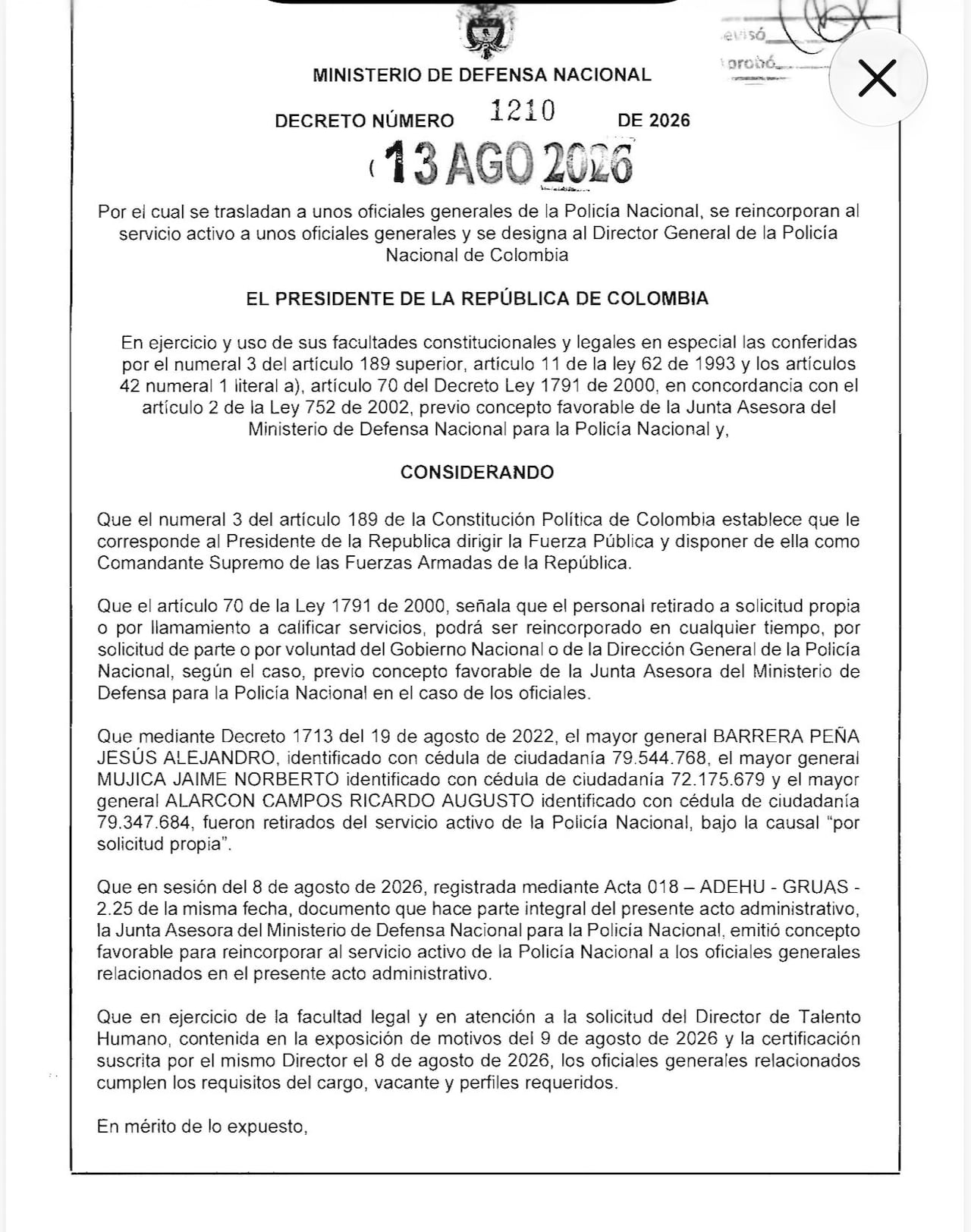 Abelardo de la Espriella firma decreto de reincorporación de varias personas a la Policía Nacional.