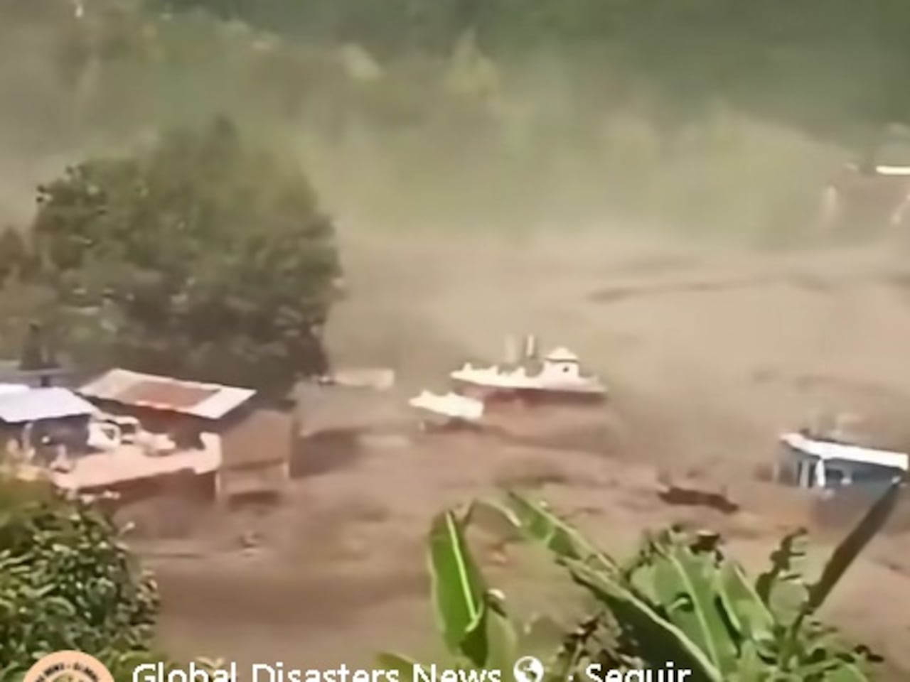Los reportes preliminares señalan varias viviendas posiblemente arrastradas, además de daños en puentes e infraestructura. Seis personas fueron rescatadas en helicóptero, mientras continúan las labores para localizar a varias personas con quienes se perdió comunicación.