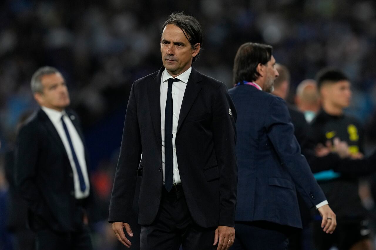 El entrenador en jefe del Inter de Milán, Simone Inzaghi, hace un gesto al final del partido de fútbol final de la Liga de Campeones entre el Manchester City y el Inter de Milán en el Estadio Olímpico Ataturk en Estambul, Turquía, el domingo 11 de junio de 2023. El Manchester City derrotó al Inter de Milán 1-0. (Foto AP/Antonio Calanni)