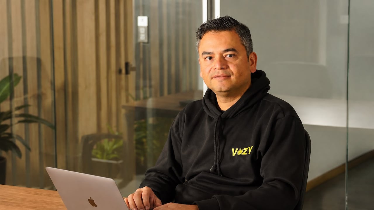 Humberto Pertuz, fundador de Vozy, desarrolló Nexus, un sistema operativo que unifica la memoria de las herramientas de IA y los equipos de trabajo para reducir hasta un 80 % los costos operativos.