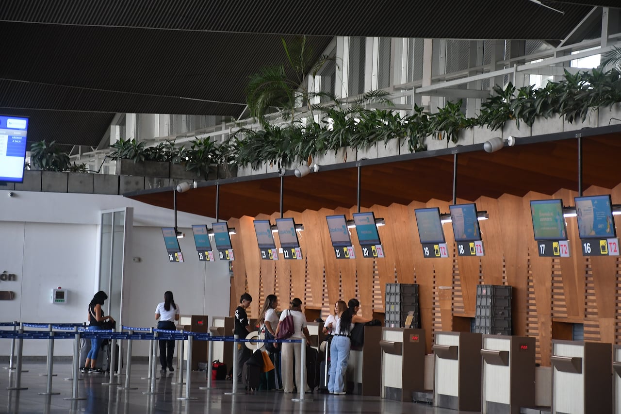 Cali: El Aeropuerto Alfonso Bonilla Aragón cambia de operador a partir de la fecha será administrado por la Aeronáutica Civil, quien asumirá directamente la operación de la terminal aérea más importante del suroccidente colombiano.