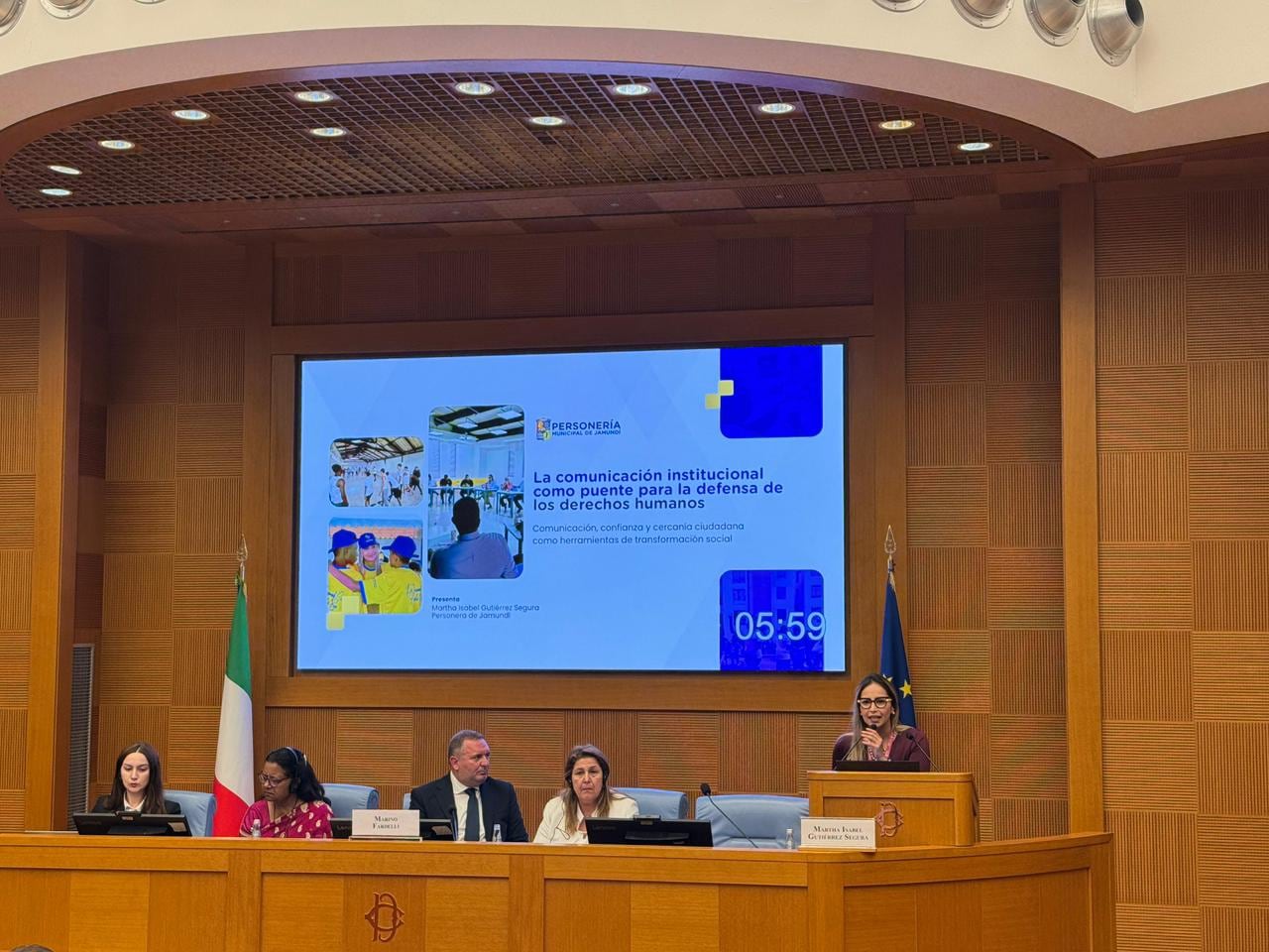 La personera de Jamundí, Martha Isabel Gutiérrez Segura, durante su intervención en la Conferencia Internacional de los Ombudsman en Roma, Italia, donde expuso las estrategias de paz implementadas en los barrios y veredas del municipio.