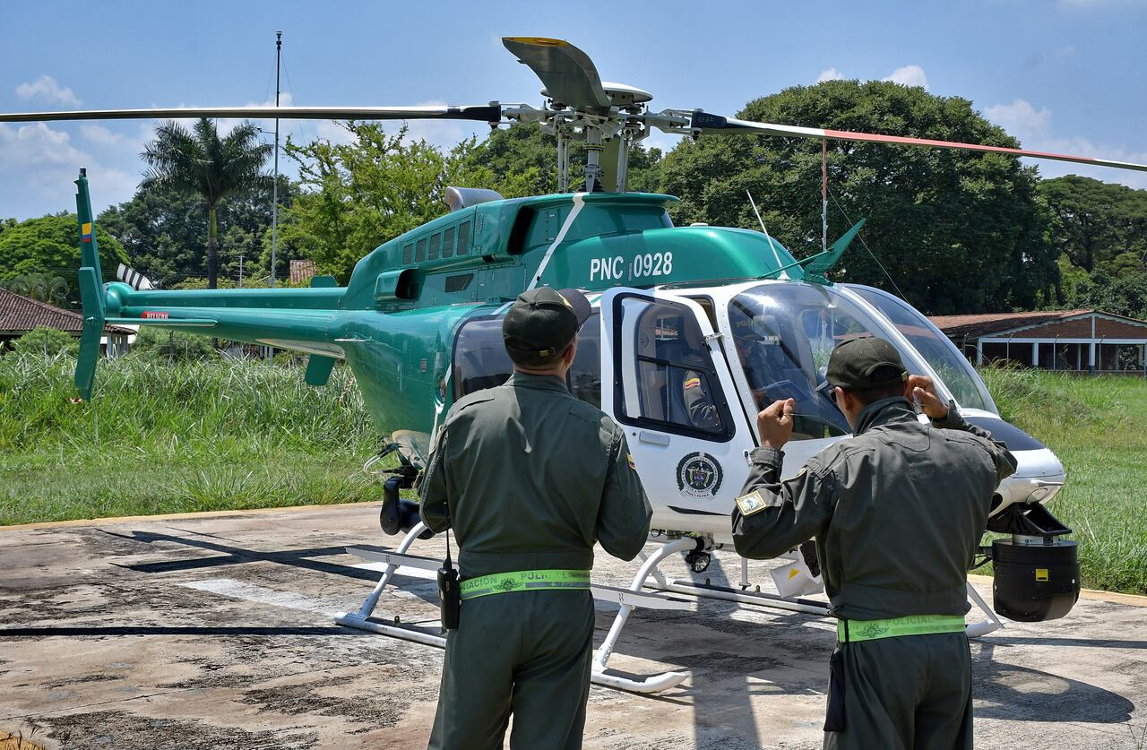Con El Helicóptero El Halcón, la Policía protege a Cali en la Cop 16.
El Halcón, un helicóptero con el que la Policía Metropolitana patrulla los cielos de Cali en actividades de inspección, vigilancia aérea y apoyo a unidades en tierra, con capacidad de reacción inmediata.
Y aunque no es un helicóptero de combate, permite apoyar en minutos a nuestros patrulleros en diferentes operativos, identificando sospechosos a través de grabaciones diurnas y nocturnas con cámara térmica. Esto facilita el trabajo de investigación y judicialización realizado por la policía, el cuerpo técnico de investigación judicial y la Fiscalía, para llevar a los responsables de delitos ante la justicia. Fotos Raúl Palacios / El País.