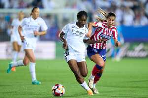 LEGANES, ESPAÑA - 27 DE MAYO: Linda Caicedo del Real Madrid duelo por el balón con Sonia García Majarin del Atlético de Madrid durante el partido final de la Copa de la Reina entre el Real Madrid y el Atlético de Madrid en el Estadio Municipal de Butarque el 27 de mayo de 2023 en Leganés, España. (Foto de Ángel Martínez/Getty Images)