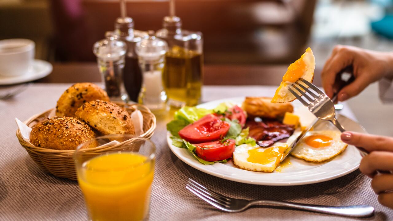 Los amantes de la comida en Bogotá están ansiosos por descubrir los cinco destinos culinarios que la inteligencia artificial ha identificado como los mejores lugares para disfrutar de un delicioso desayuno en la ciudad.