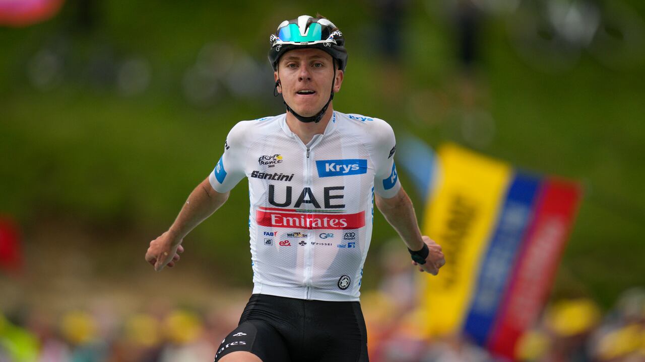 El esloveno Tadej Pogacar celebra al cruzar la línea de meta para ganar la sexta etapa de la carrera ciclista del Tour de Francia de más de 145 kilómetros (90 millas) con inicio en Tarbes y final en Cauterets-Cambasque, Francia, el jueves 6 de julio de 2023. ( Foto AP/Daniel Cole)