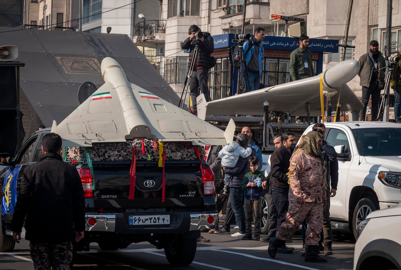 Se observan vehículos aéreos no tripulados (UAV) de fabricación iraní, el Shahed-136, durante una concentración militar en el centro de Teherán, Irán