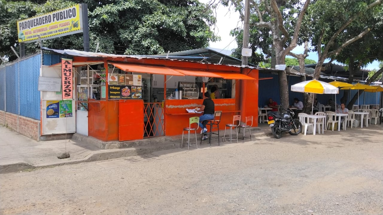 Carrera 46 con la Calle 9C, donde denuncian un restaurante que ocupó parte de la vía pública.
