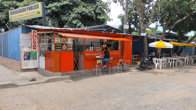 Carrera 46 con la Calle 9C, donde denuncian un restaurante que ocupó parte de la vía pública.