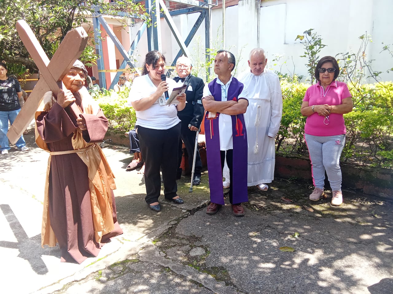 Más allá de la práctica religiosa, el Vía Crucis se convierte en una actividad de integración donde el personal y los residentes refuerzan los lazos de la "casa", fundamentados en los principios cristianos y el respeto mutuo.