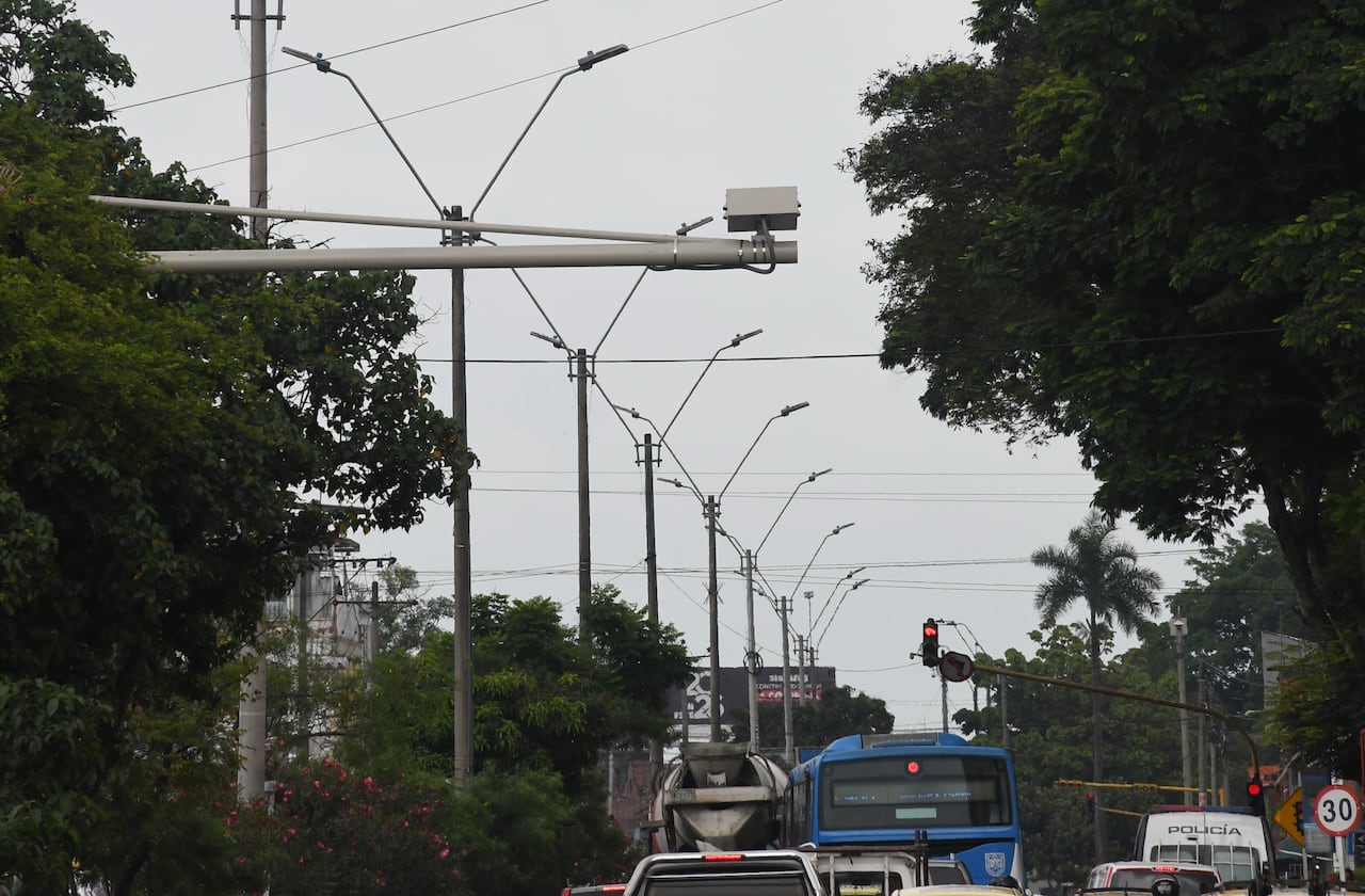 Cali: Instalación de nuevas cámaras de fotomultas en las diferentes vías de la ciudad. Foto José L. Guzmán