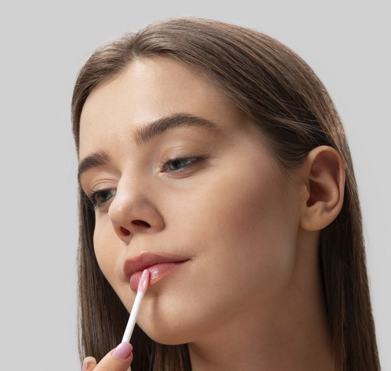 Mantener los labios hidratados, y utilizar labiales de colores similares a los labios ayudará a mantener un estilo natural.