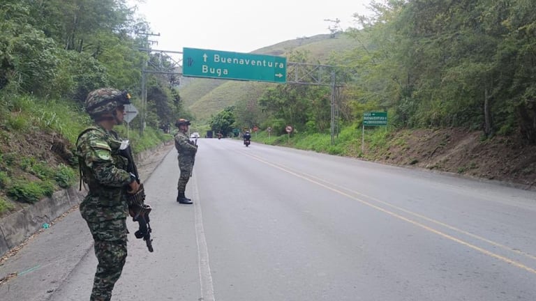 Soldados en la vía Dagua-Buenaventura