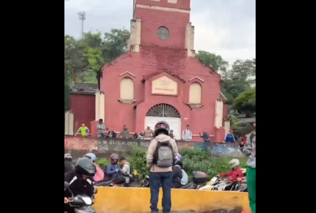 Vía inundada en Yumbo.