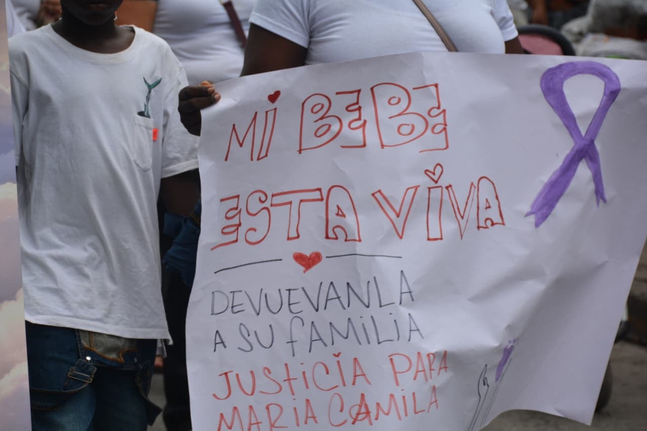 Durante el recorrido, los participantes elevaron consignas en memoria de María Camila Potosí y en apoyo a su familia.