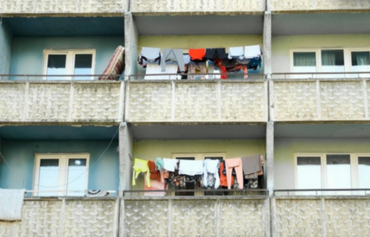 La Ley 675 de 2001 permite sancionar a propietarios o inquilinos que instalen avisos, pendones o cuelguen ropa en fachadas sin autorización del conjunto residencial.