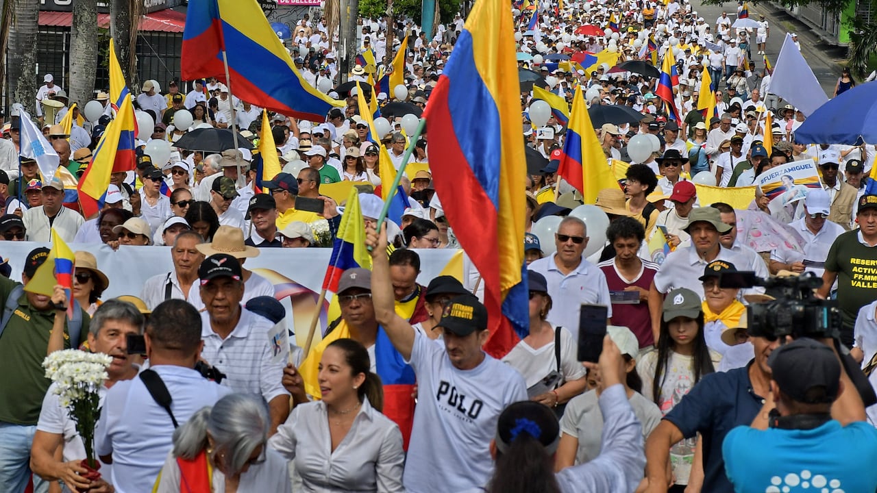 Este domingo 15 de junio, Cali se suma a otras 22 ciudades del país en la Marcha del Silencio, una movilización nacional convocada como respuesta al atentado sufrido por el senador Miguel Uribe Turbay y como rechazo a la creciente ola de violencia en Colombia. Fotos Raúl Palacios / El País.