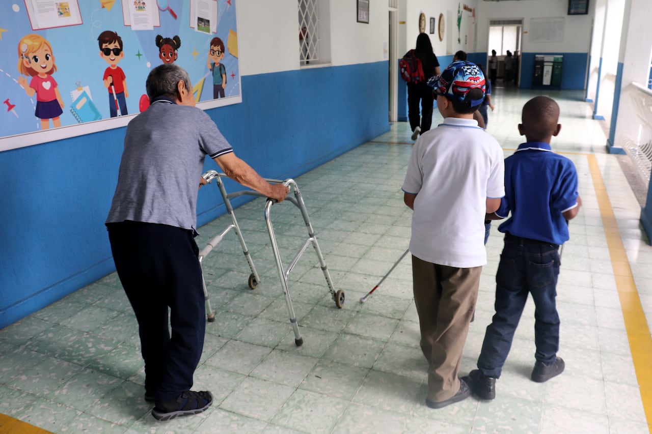 Apolinar, "polo" o "polito" no tiene apellido ni cédula, tiene retraso mental y es sordo ciego, de sus 91 años lleva 80 viviendo en el Instituto de niños ciego y sordos porque nunca fue adoptado, nadie sabe ya de dónde llegó.
