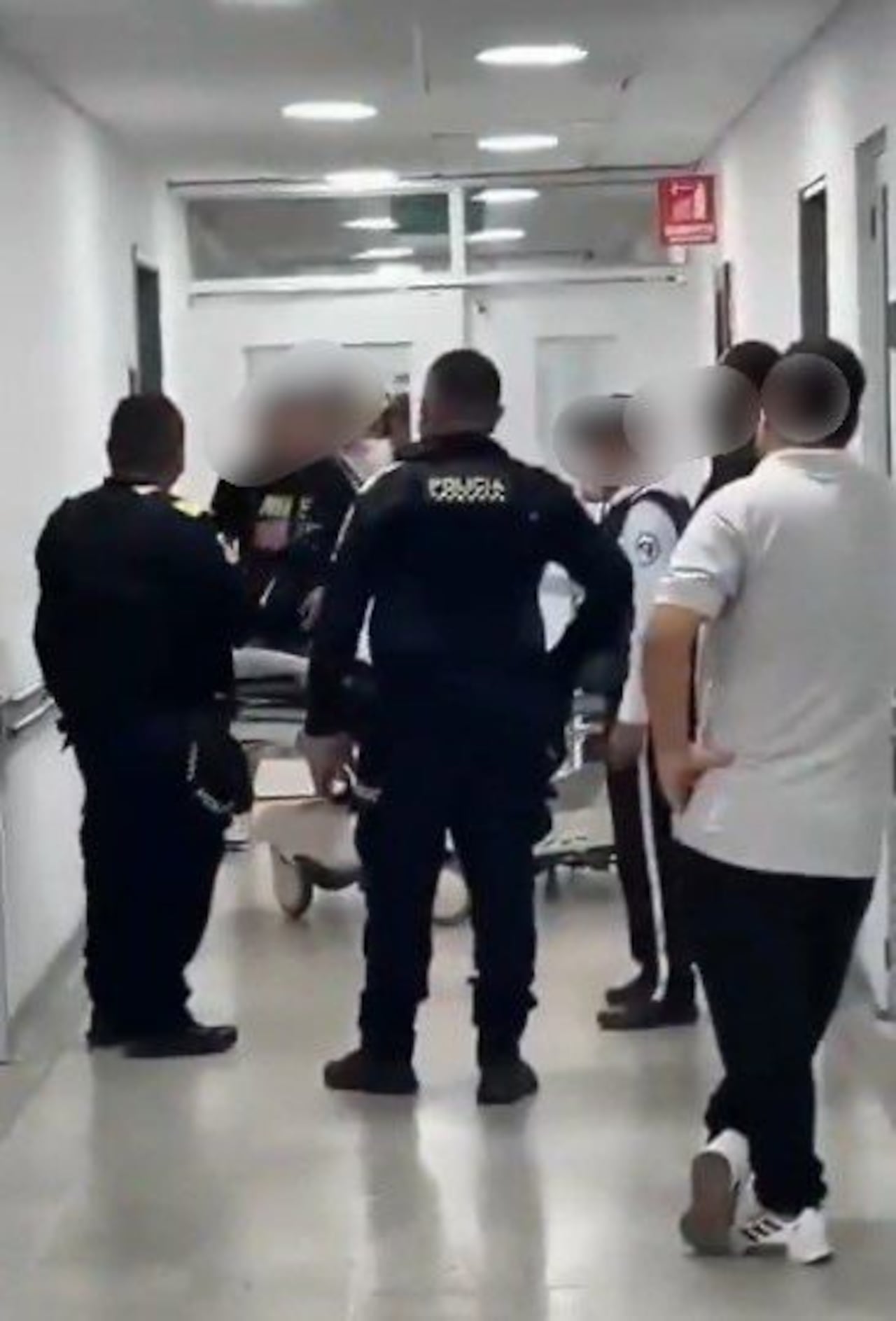Un hombre ingresó un machete al Hospital Universitario del Valle y generó pánico en la entidad.