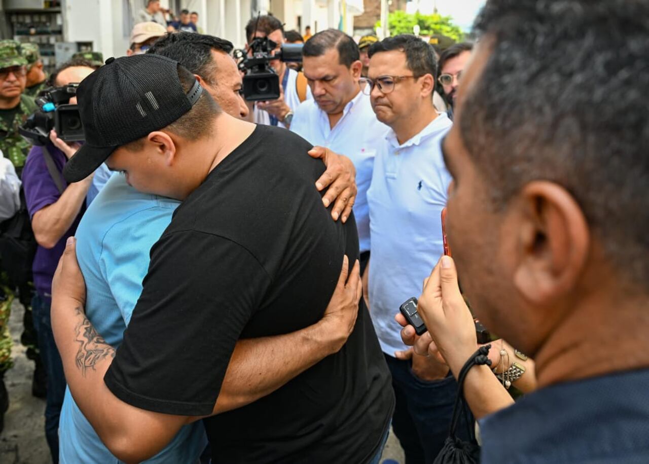 El ministro de Defensa, Pedro Arnulfo Sánchez, se solidarizó con las familias de las víctimas del atentado y aseguró que el ataque no quedará en la impunidad. Foto: Cuenta X Mindefensa / El País.