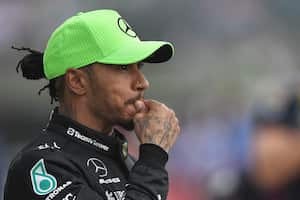 Lewis Hamilton, pensativo, durante el GP de Gran Bretaña