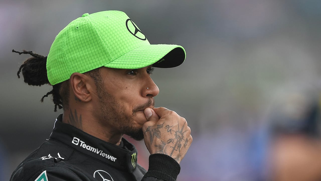 Lewis Hamilton, pensativo, durante el GP de Gran Bretaña